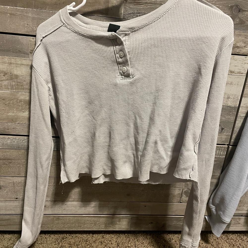 super cute grey top in perfect condition